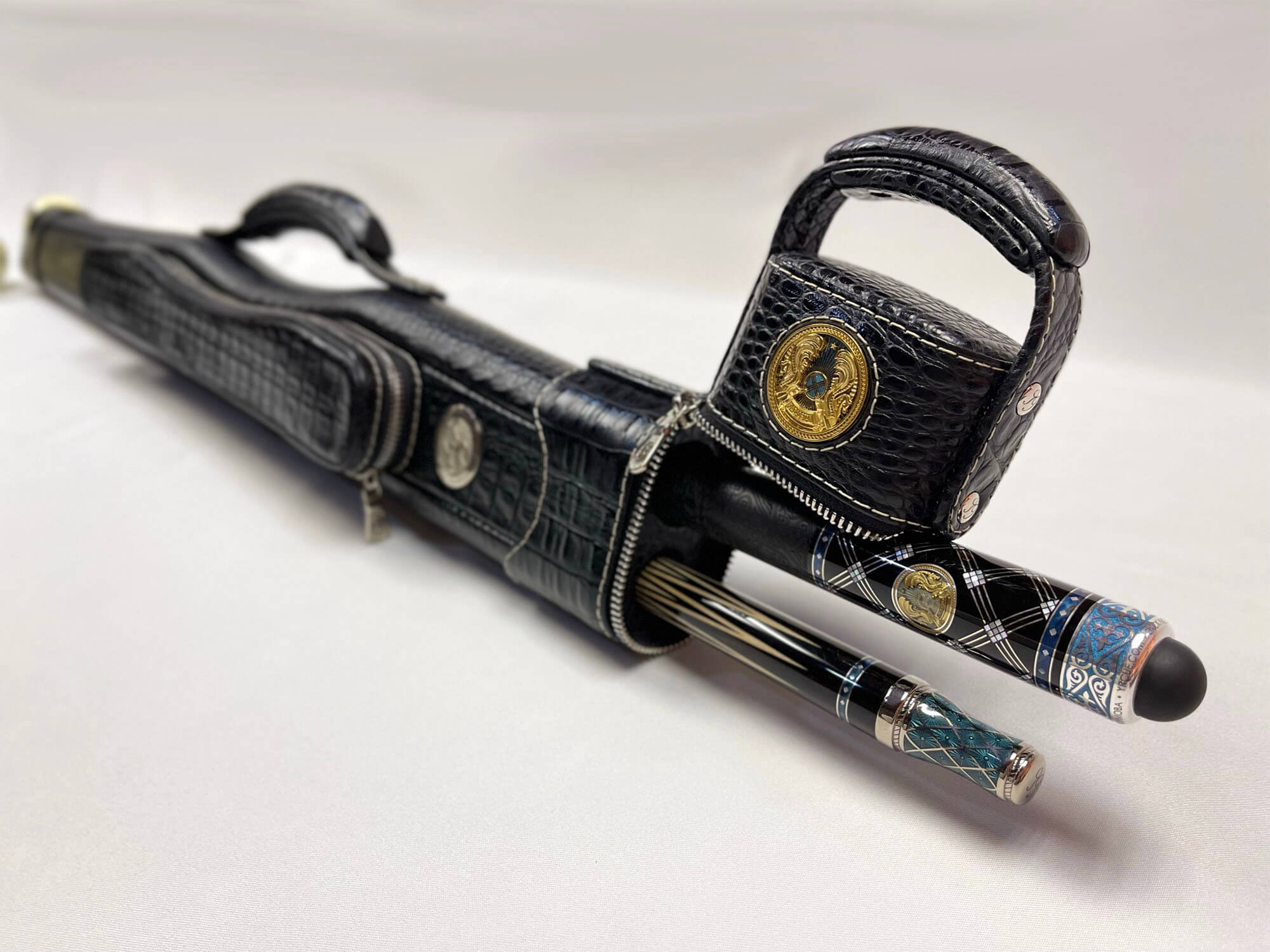 Кий ручной работы 1601 из эбена с гербом Казахстана